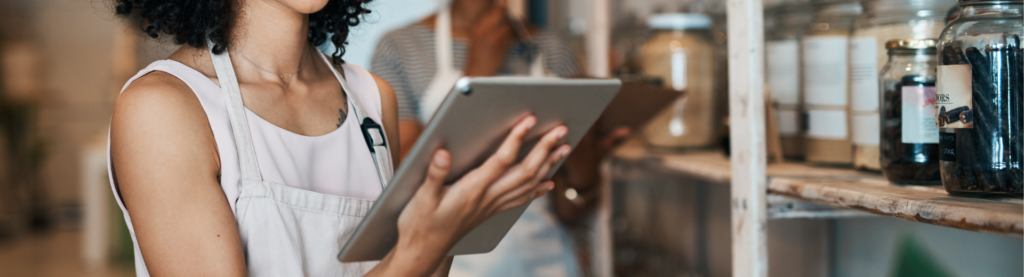 Femme utilisant une tablette tactile